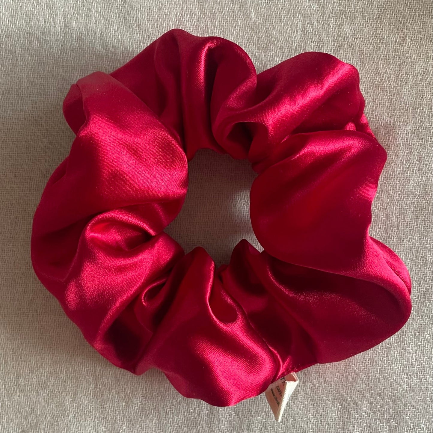 100% 30 momme mulberry silk scrunchie large, rouge color