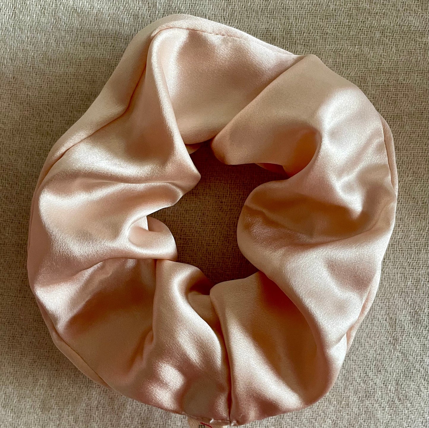 100% 30 momme mulberry silk scrunchie large, peach color