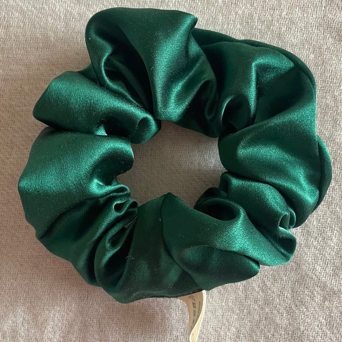 100% 30 momme mulberry silk scrunchie large, emerald color